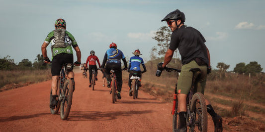 Comunidad ciclista latina disfrutando de un tour en bicicleta