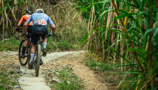 Bicicleta de Cross Country MTB por una subida empinada.