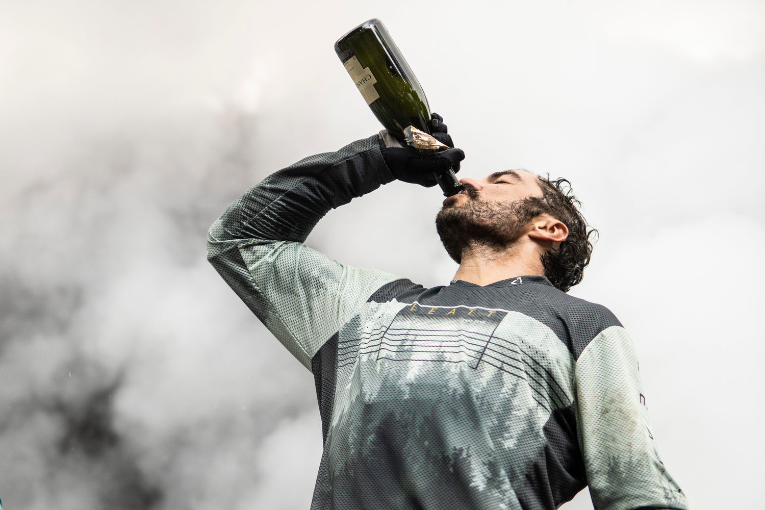 Marcelo Gutierrez tomando champaña y celebrando su podium en Redbull Monserrate Cerro Abajo