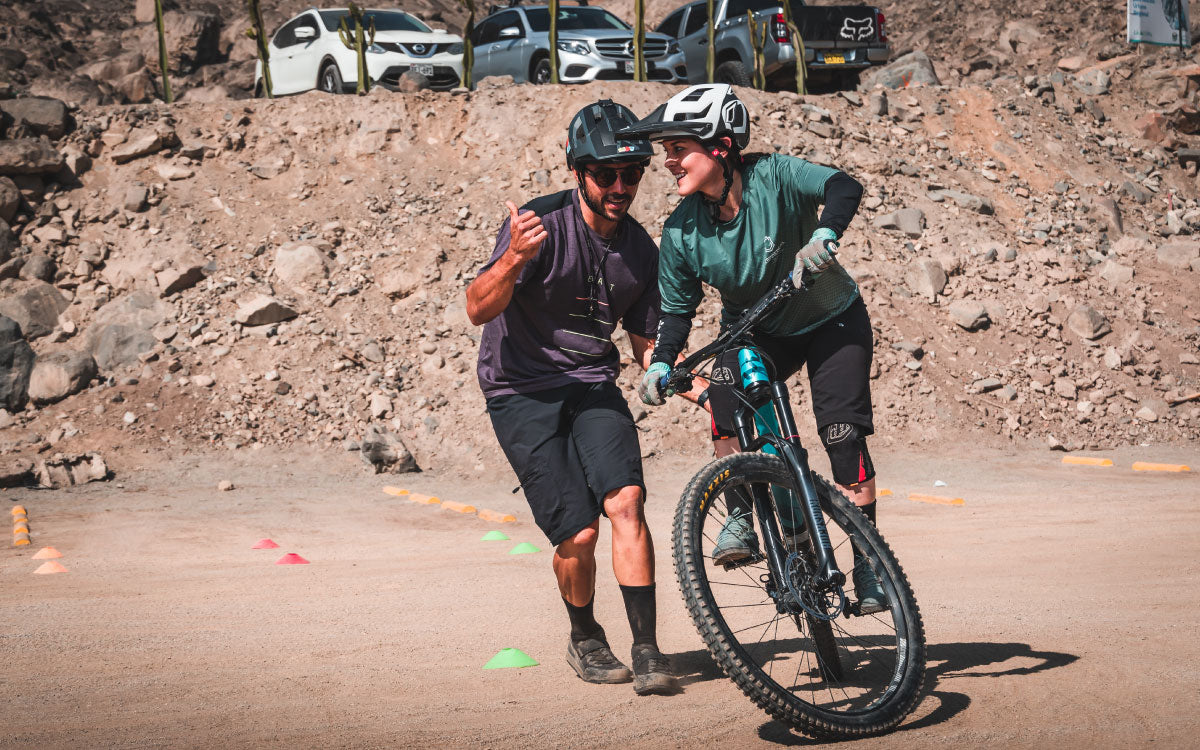 Marcelo Gutierrez entrenador de MTB, enseñando tecnica de bicicleta a una mujer en Latinoamerica