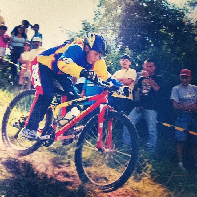 Marcelo Gutierrez en una bicicleta de MTB cuando era un niño y comenzaba su carrera deportiva