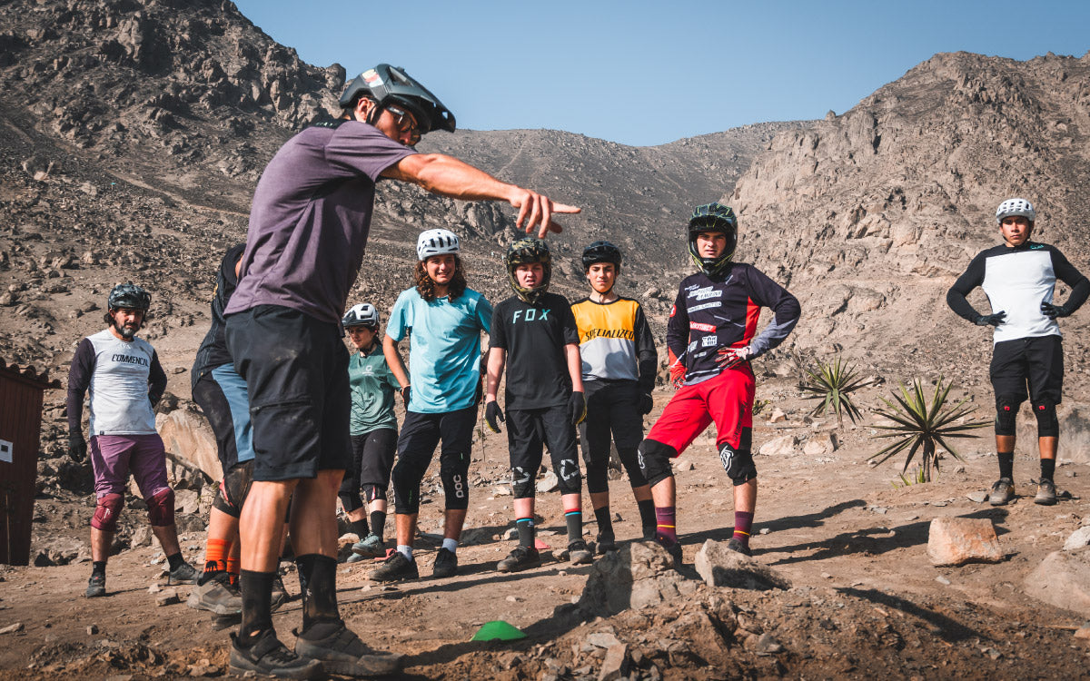 Marcelo Gutierrez dando clase de MTB en Perú con ciclistas apasionados por la bicicleta de montaña