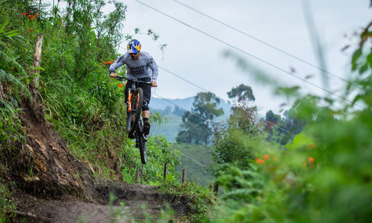 Salto en bicicleta de MTB