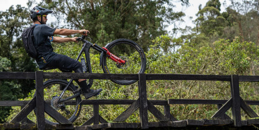 El caballito en bicicleta de MTB en un sendero natural