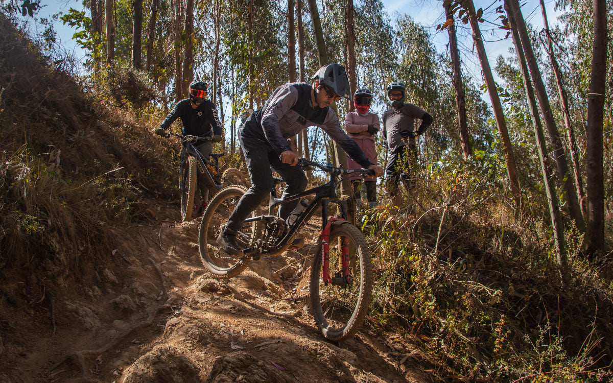 Ciclismo extremo. Descendiendo en bicicleta todo terreno por una ruta de MTB y senderos naturales. Marcelo Gutierrez